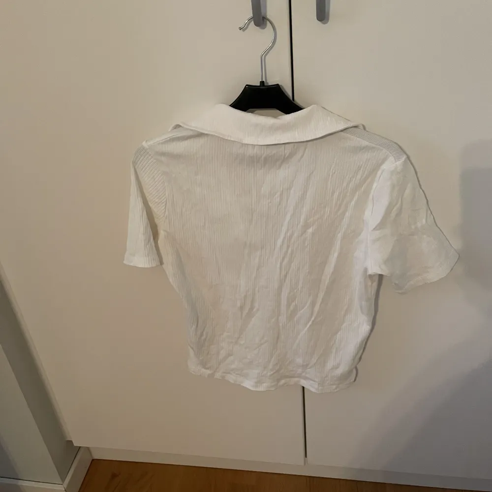 Vit ribbad t-shirt som inte kommer till användning - Kanappt använd - Storlek L - Ordinare från Gina Tricot - Köparen betalar för frakt - Inga returer - Betalning via köp direkt . T-shirts.