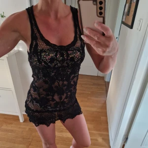 Spets klänning - Svart håligklänning Snygg på sommaren med bara bikini under Från Vero Moda