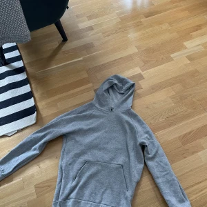 Zara man hoodie - Säljer denna zara man hoodie i grått. Sitter bra och har ett snygg luva. Priset ej hugget i sten
