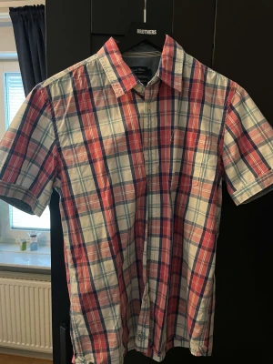 Skjorta - En röd rutig skjorta från East west i stl L, 250kr 