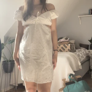 Studentklänning ✨🎓 - En jättefin studentklänning, vackert tyg och fin siluett. Säljer då jag hittat en annan. Passa på att köpa innan studenten om du fortfarande letar klänning! 💖Jag är 160 cm och den är lagom längd med utrymme för att man kan vara längre! Pris kan diskuteras