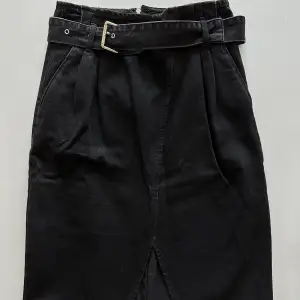 Snygg svart/grå jeanskjol med bälte och slits framtill. Dragkedja bak. Storlek 36. Använd enstaka gånger. 