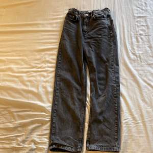 Det är ett par mörk grå Grunt jeans som är helt oanvända pågrund av att köpte fel storlek och dom är i storlek 152 och nypriset är 500 kr och jag säljer dom för 200 kr