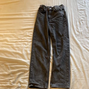 Mörk Grå Grunt jeans  - Det är ett par mörk grå Grunt jeans som är helt oanvända pågrund av att köpte fel storlek och dom är i storlek 152 och nypriset är 500 kr och jag säljer dom för 200 kr