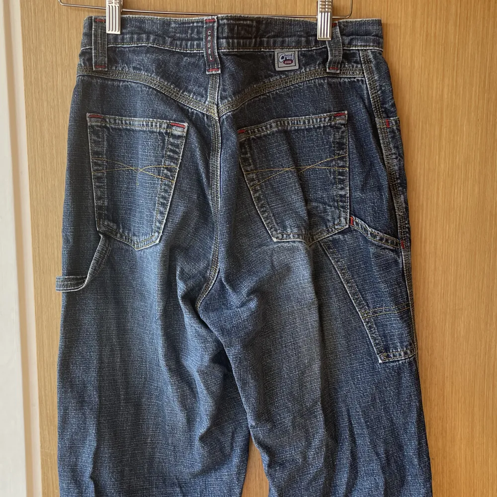 Skitballa jeans i snickarmodell med detaljer på benen💕 säljer då de är lite för små för mig💕 sitter baggy i benen men tight i midjan💕 saknade knapp när jag köpte dom men jag har sytt till en knapp på insidan så de kan stängas💕. Jeans & Byxor.