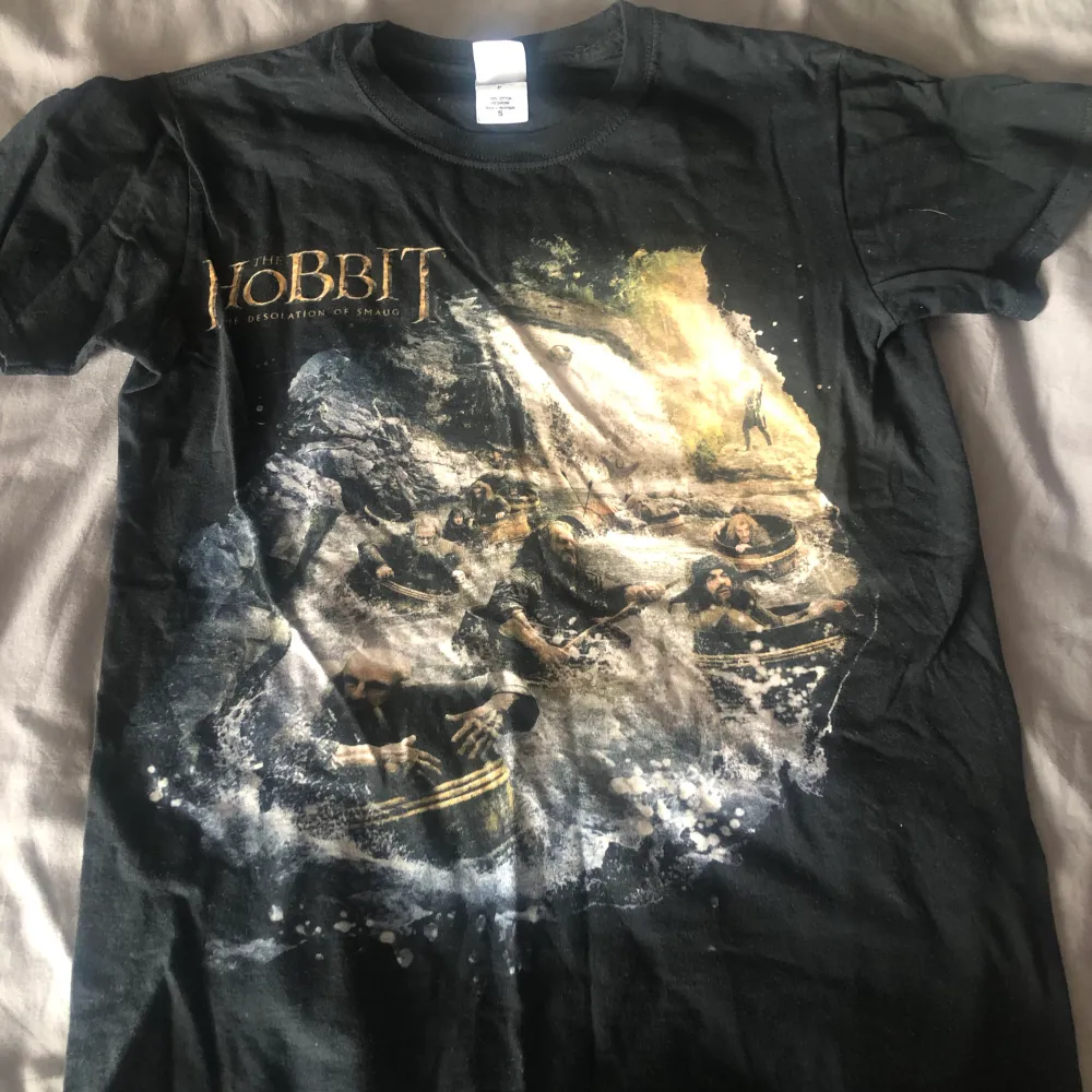 En The hobbit t-shirt i stoleken ”S”. T-shirts.