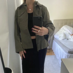 Tunn jacka - Superfin grön jacka, typ jeans material men lite tunnare. Passar perfekt till svalare dagar eller kvällar!