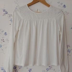 Vit blus - En vit blus underbar till en fin middag använd ett fåtal gånger. Köparen betalar frakt 