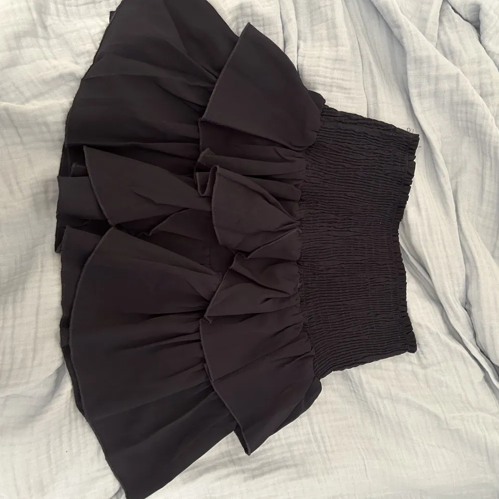 En jättefin mörkblå kjol från neo noir som inte kom till användning. Köptes för 500 tror jag och säljer för 250 alltså halva priset. Hör av er om ni har några frågor 💕. Kjolar.