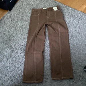 Bruna jeans med vida ben. Helt nya! - Helt ny och oanvänd ! Lappen står kvar. Storlek 38. Säljer pga för stor storlek  och returettiken har gått ut. 