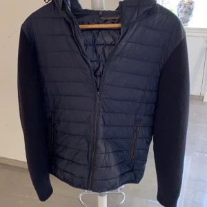 Massimo dutti cardigan - En väldigt eftertraktad slutsåld cardigan ifrån Massimo dutti. Cond 9/10 själva hängaren är trasig. Passar väldigt bra till sommarkvällar till blåsiga dagar. Hör av er om ni är sugna på att köpa den.