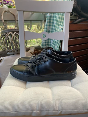 Common Projects Storlek 45 - Stilrena skor från Common Projects i skinn. I bra skick.