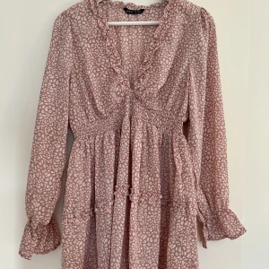 Klänning - Från Shein, går till knäna-ish på mig (är 160cm), använd 1 gång.