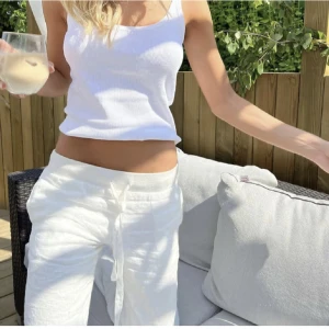 Alobha linnebyxor - Säljer alobhas linnebyxor i den nya modellen i storlek M, då jag köpte två storlekar. Helt nya, väldigt  eftertraktade och slutsålda💕Köp direkt för 1000kr