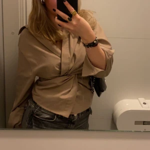 Beige skjort/blus - Säljer denna snygga skjorta från Zara! 170 + frakt 