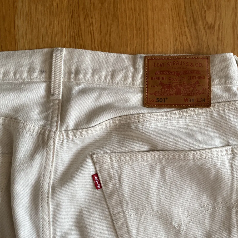 Snygga beiga jeans från Levis 501 i 100% nyskick.. Jeans & Byxor.