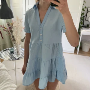 Zara klänning med linne - Superfin somrig ljusblå klänning av linnetyg från zara. Använd endast ett fåtal gånger så den är i nyskick.