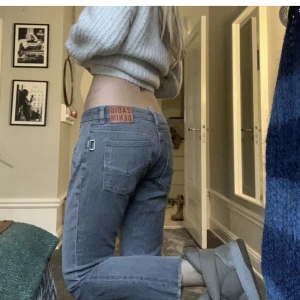 Zadig jeans  - Sjukt snygga och modellen och färgen är perfekt till sommaren❤️dem har en liten resa i sig men är 100% på att man kan gå till skräddaren och laga! 