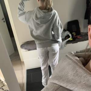 Säljer denna gråa hoodie då jag inte andvänt dem på länge💕, kontakta mig vid intresse😊