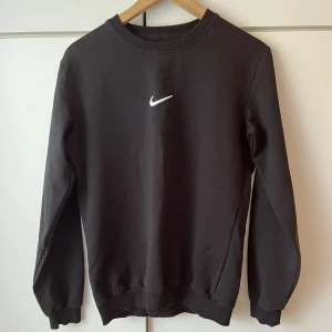 Sweatshirt - Säljer denna fejk sweatshirt med Nike-logga! Skulle säga storlek S/M, 50kr köparen står för frakt!
