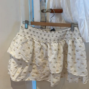 Zara kjol - Snygg kjol ifrån zara, säljer då den är för stor i midjan!