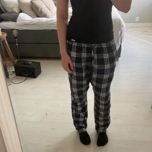 Rutiga pyjamasbyxor  - Säljer mina superfina rutiga pyjamasbyxor, passar allt från xs-m (frakt 29-49kr)