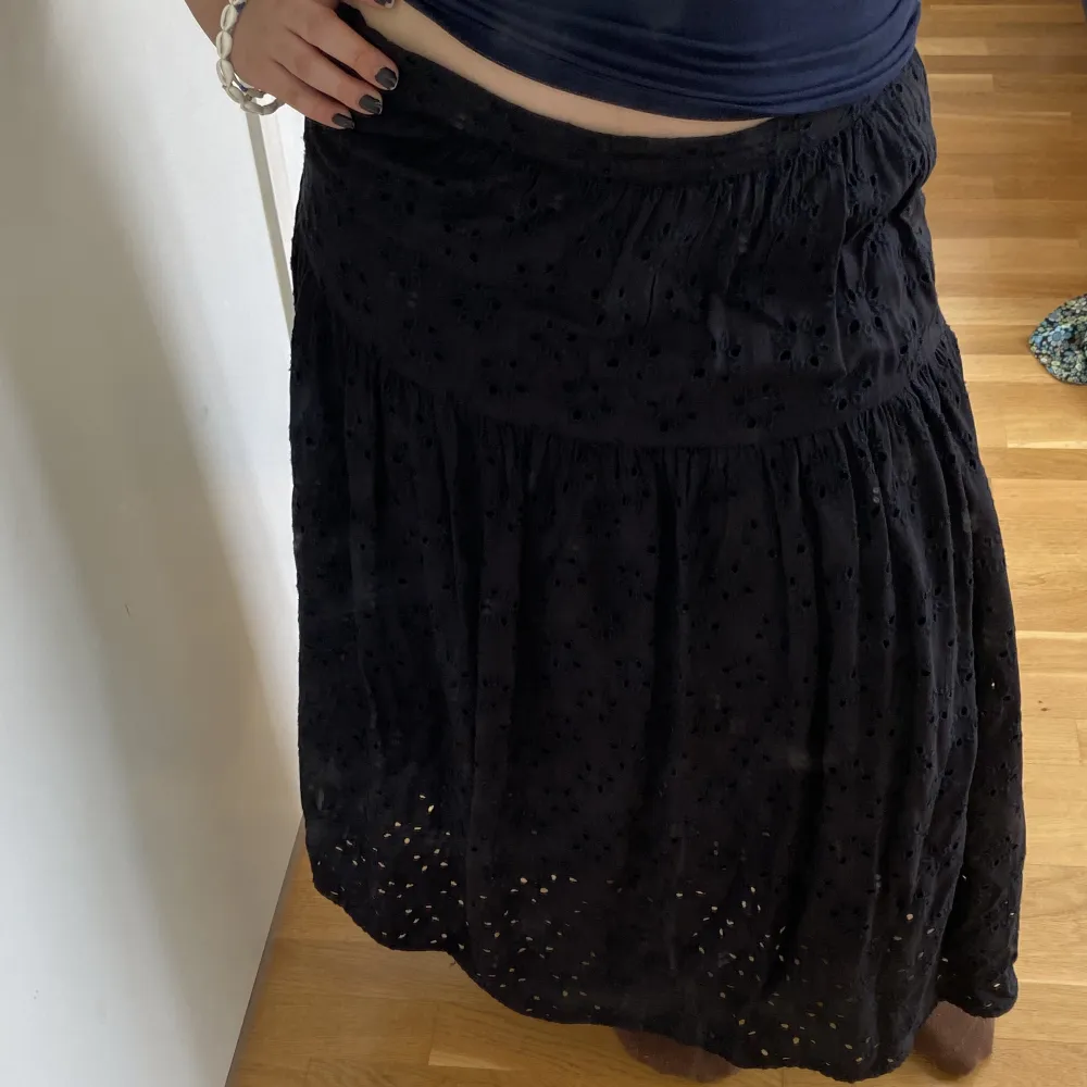 Superfin svart kjol! Jag är 160! Den sitter mer low waist för Xs och highwaist på S. Skriv om ni har frågor💗. Kjolar.