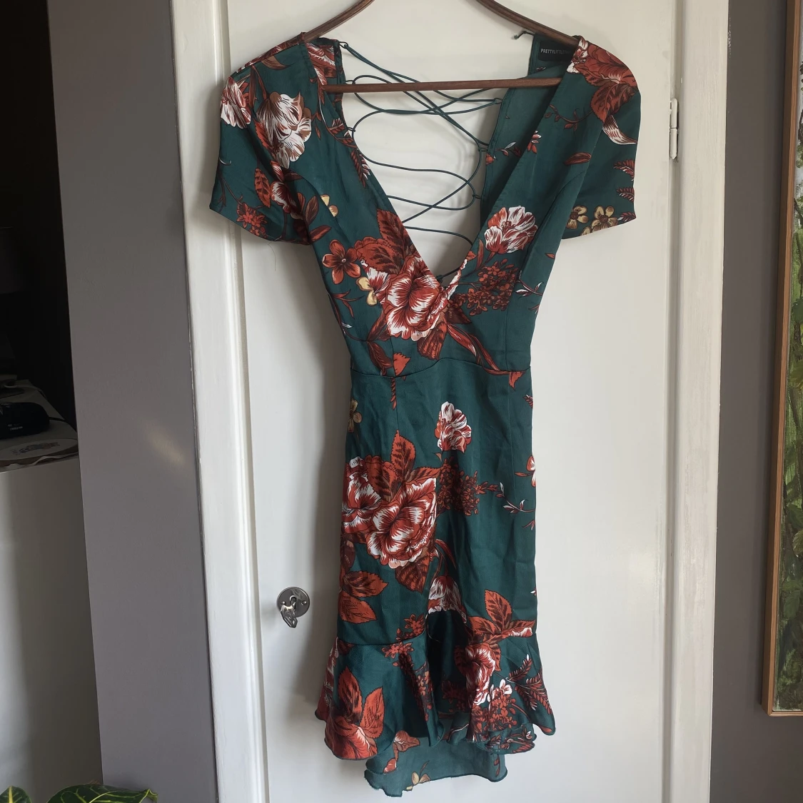 Blommig mörkgrön klänning