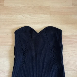 Ribbad tubtopp från Nakd - Ribbad tubtopp från Nakd, oanvänd! Strl M men mer S/M