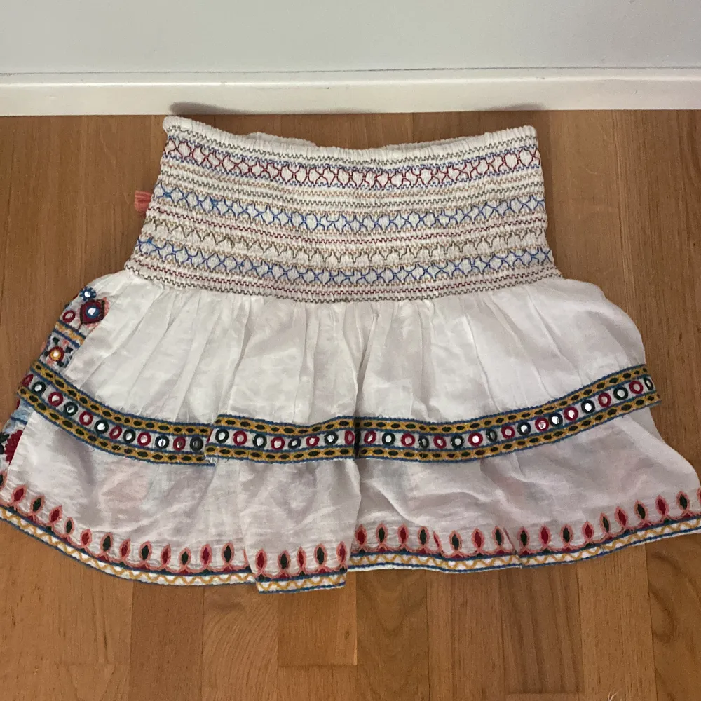 Säljer denna trändiga och efterfrågade kjol. Köptes förra sommaren men kom inte till användning så ofta. Frakt ingår inte men kan mötas upp i Stockholm. Priset kan diskuteras.. Kjolar.