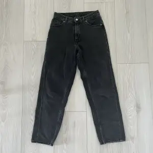 Monki straight jeans strl. 25 endast använda ett par gånger. 🖤