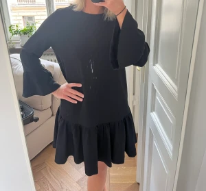 Ganni klänning svart strl M - Svart ganniklänning svart