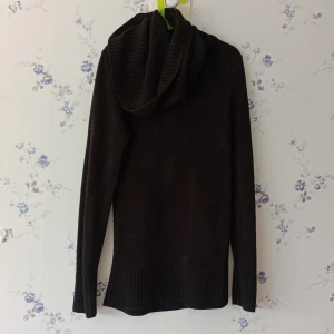 Svart tjock tröja med krage - Den sitter lite tajtare runt kroppen och har en lång varm krage. Priset kan diskuteras. Köparen betalar frakt 