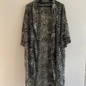 Mönstrad bohemisk kaftan  - Mönstrad kaftan i bohemisk stil. Material Chiffong. Oversized  Knappt använd, inga synliga tecken på användning ☺️ Storlek XS/S 