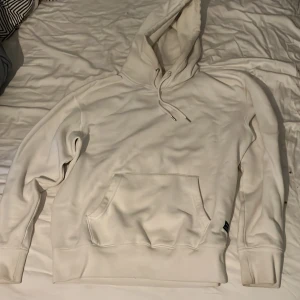 Vit hoodie  - Vit Jack & Jones hoodie i storlek S, något år gammal och lite knottrig, samt missfärgad. Köpt för 500 och säljes för 150, men går att pruta