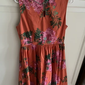 Klänning - Orange klänning från Lindex i storlek 40. Väldigt sparsamt använd i fint skick. 