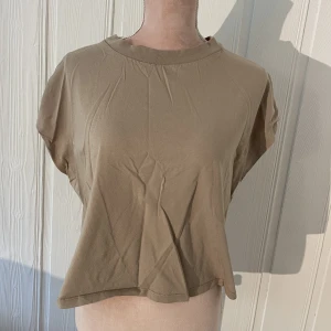 Beige t-shirt - Enkel T-shirt från NAKD💞 Skick: använd Fler bilder? Skriv till mig så löser jag det!   Några frågor? Jag svarar så fort jag kan ❤️  Alla priser kan alltid diskuteras 😊