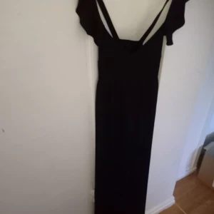 Lång svart klänning  - Inget att anmärka. Endast swish