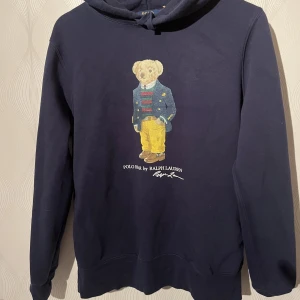 Mörkblå Polo Bear Huvtröja - Mörkblå Polo Bear Hoodie som är i jättebra skick.  Original priset ligger på ca. 2400kr.