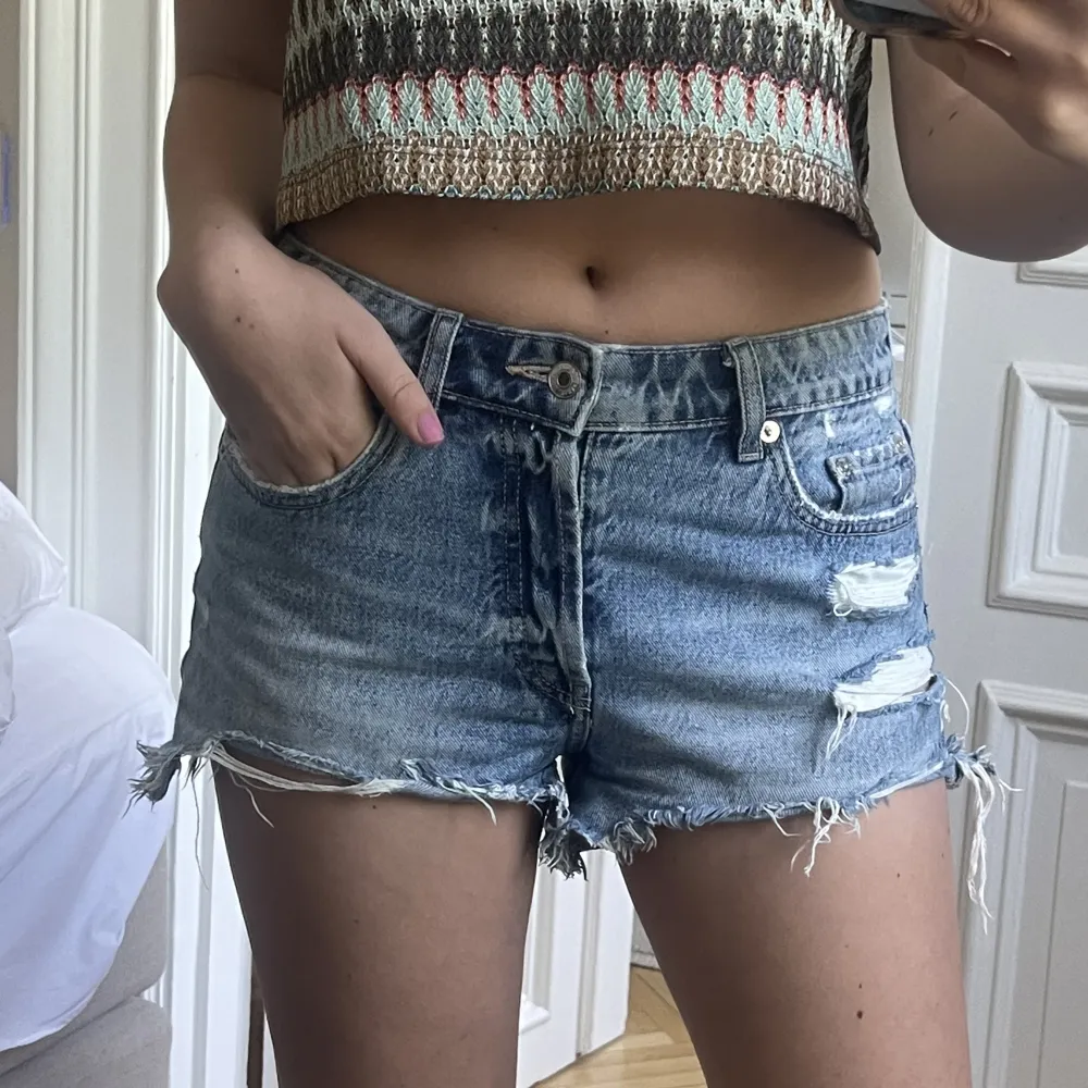 Säljer mina favorit jeansshorts från zara!. Shorts.