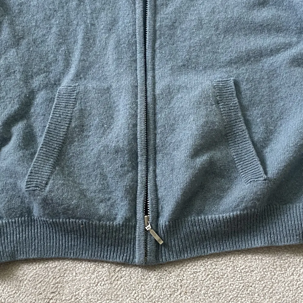 En zip tröja från soft goat i storlek 158-164. Väldigt bra skick och inte så mycket använd så mycket och jag säljer eftersom att den tyvärr är förliten för mig. Gråblå färg Jag kan visa plagget på och fler detaljer privat. Tröjor & Koftor.