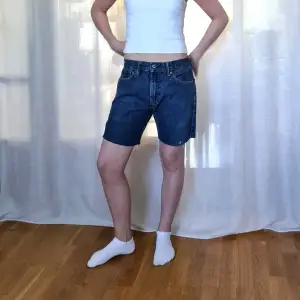 Jättefina levis shorts/jorts. Passar ungefär storlek 36 men beror lite på hur man vill att de ska sitta. Trendiga och perfekt till sommaren :)