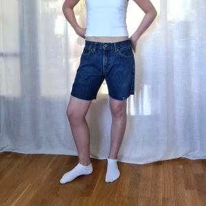 Shorts - Jättefina levis shorts/jorts. Passar ungefär storlek 36 men beror lite på hur man vill att de ska sitta. Trendiga och perfekt till sommaren :)