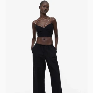 Linnebyxor - Säljer dessa supersnygga linnebyxorna i svart. Säljer då de var lite för långa och kan ej lämna tbx då jag tappat bort kvittot. Byxorna är aldrig använda. 