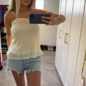 Topp - Söt topp med ett band🌸🌸 ”asymmetrisk” likadan baktill