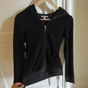 Juicy couture vintage huvtröja - Juicy couture huvtröja äldre modell som inte finns längre 💟