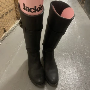 Stövlar från Jackie - Endast använda en gång, kvitto finns. Ny.pr var 3999kr