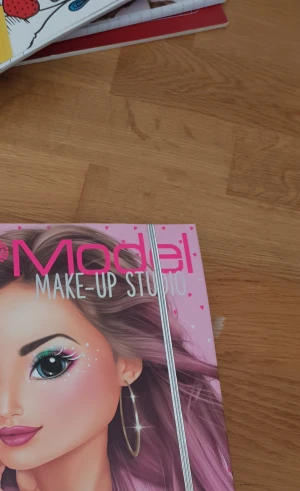 Smink bok - Perfect att öva på att sminka! Passar de flesta åldrar! Orginal priset=890 kr! Kontakta vid pris och frakt 💗🌸👍🤗