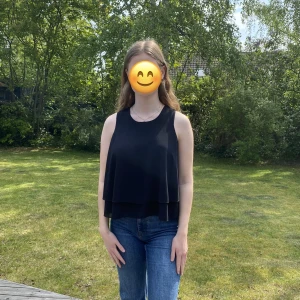 Svart topp - Svart topp i ”två lager” (se sista bild) från Tessie, står ingen storlek i lappen men skulle uppskatta den som en xs/s