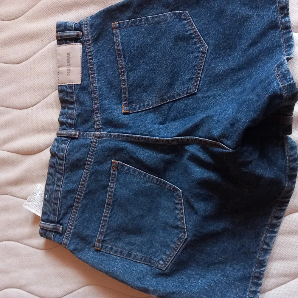 Snygga jeansshorts från Pull&Bear!! Använd 1 gång. Ljusare färg irl. Strl 44 men små i storlek, skulle även passa en strl 40. . Shorts.